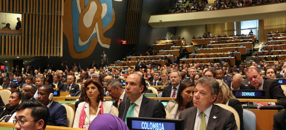 Presidente Juan Manuel Santos firmó el Acuerdo de París; Canciller María Ángela Holguín y Ministro de Ambiente y Desarrollo Sostenible, Gabriel Vallejo, participan en la ceremonia en la ONU