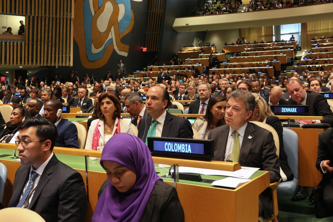 Presidente Juan Manuel Santos firmó el Acuerdo de París; Canciller María Ángela Holguín y Ministro de Ambiente y Desarrollo Sostenible, Gabriel Vallejo, participan en la ceremonia en la ONU Presidente Juan Manuel Santos firmó el Acuerdo de París; Canciller María Ángela Holguín y Ministro de Ambiente y Desarrollo Sostenible, Gabriel Vallejo, participan en la ceremonia en la ONU
